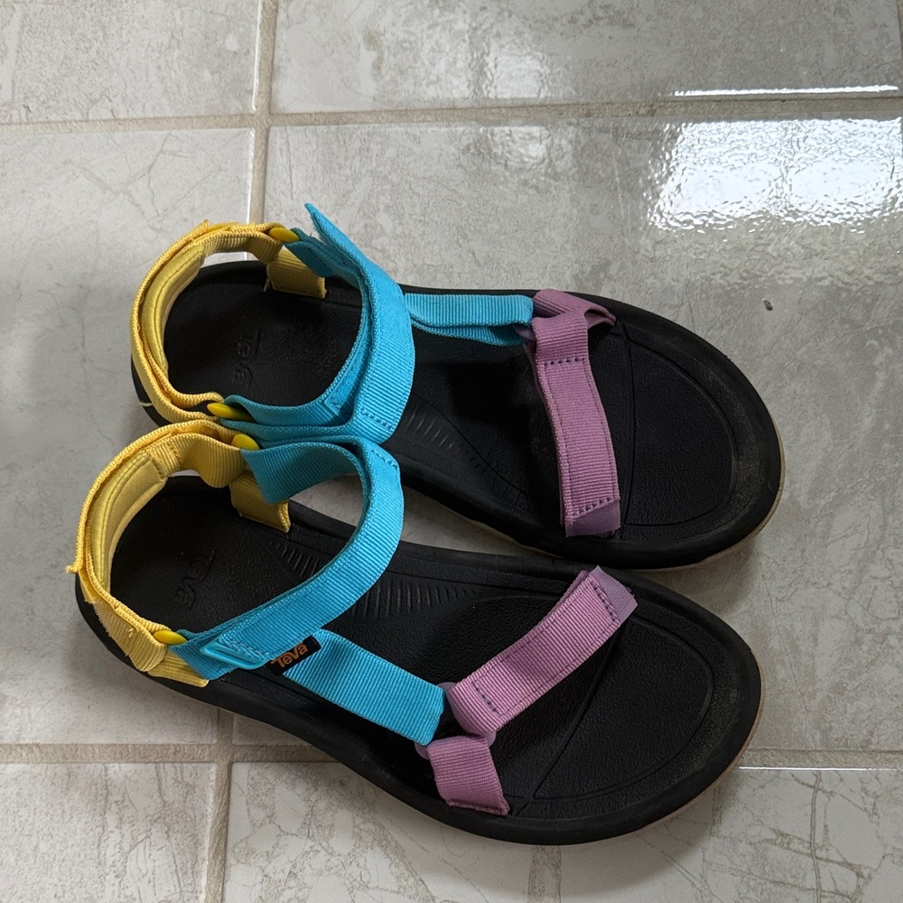 Teva size 9 Sandals, blue, purple, and yellow! EUC outdoors